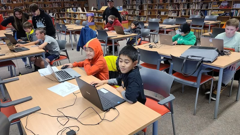 children learning coding through scratch